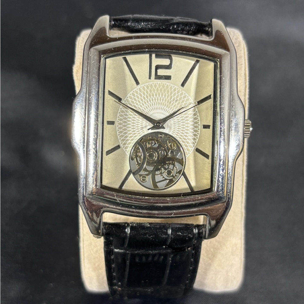 Men’s Mossimo watch. Very good con
Off white face with silver and black w/batter